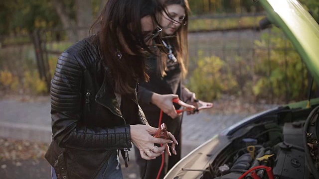 起跳启动汽车，电缆给耗尽的电池充电的详细录像