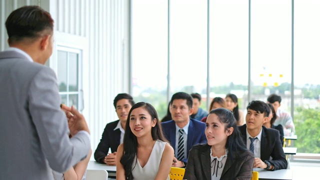 演讲者在研讨会上与众多听众进行演讲，为商务会议的成功提供了关键