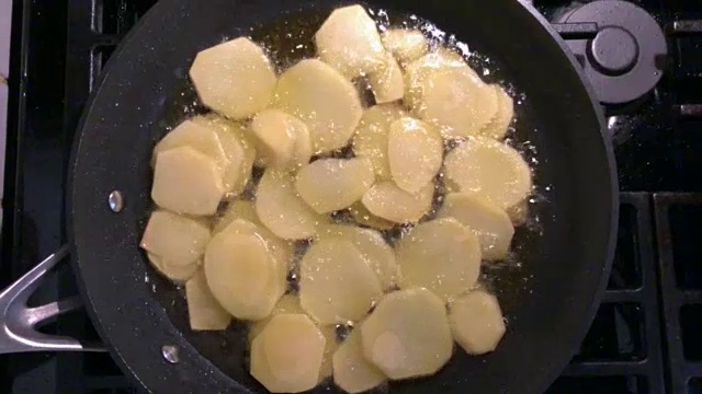 用橄榄油在平底锅里煎土豆