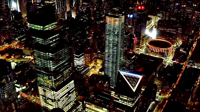 空中拍摄的市中心夜间4K