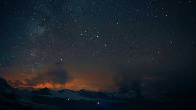 4K时间的美丽夜空下的著名马特洪峰金字塔银河和所有的星星。在瑞士阿尔卑斯山，泽马特，瑞士，欧洲的伟大的反射夜景