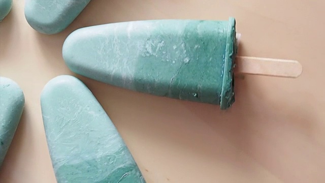 木制托盘上的螺旋藻冰棒