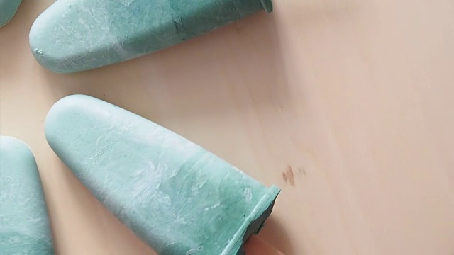 詳情圖-木制托盤上的螺旋藻冰棒
