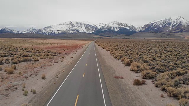 航拍:沿着风景优美的州际公路飞行，穿越崎岖的乡村。