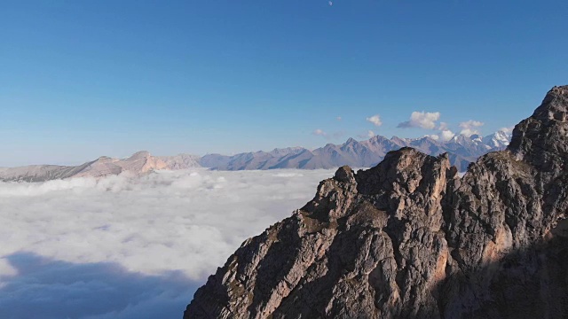 峡谷中雾的鸟瞰图。