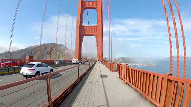 在金门大桥上骑自行车，旧金山，加利福尼亚，4K POV