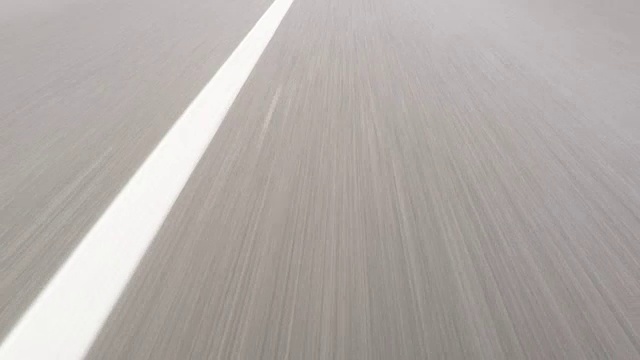 高速公路上飞驰的汽车