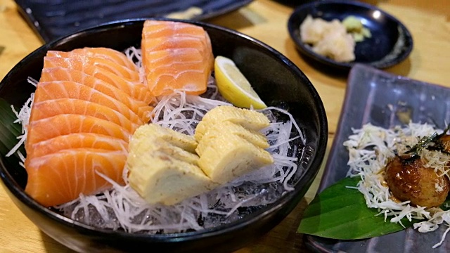 4K吊车拍摄:近距离拍摄日本食物菜单，生鱼片鲑鱼和日本田鸡蛋的冰