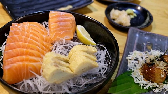 详情图-4K吊车拍摄:近距离拍摄日本食物菜单，生鱼片鲑鱼和日本田鸡蛋的冰