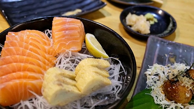 详情图-4K吊车拍摄:近距离拍摄日本食物菜单，生鱼片鲑鱼和日本田鸡蛋的冰