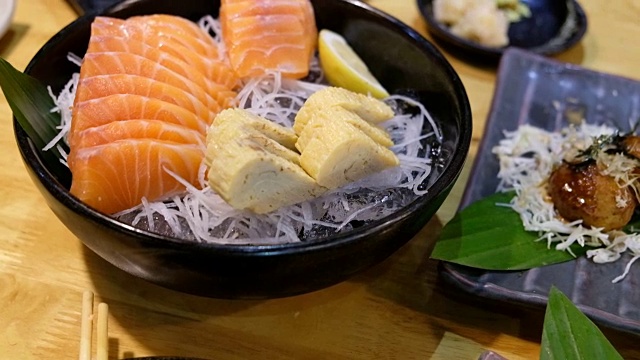 详情图-4K吊车拍摄:近距离拍摄日本食物菜单，生鱼片鲑鱼和日本田鸡蛋的冰