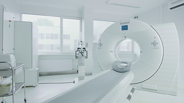 医学CT或MRI或PET扫描站在现代医院实验室。技术先进，功能齐全Mediсal设备在一个洁净的白色房间。缓慢移动侧射。