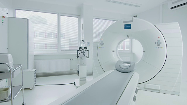 医学CT或MRI或PET扫描站在现代医院实验室。技术先进，功能齐全Mediсal设备在一个洁净的白色房间。慢慢地缩放。