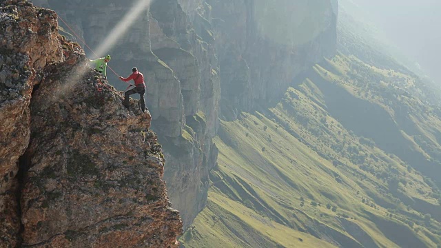 詳情圖-一群登山者站在懸崖邊討論行動計劃。