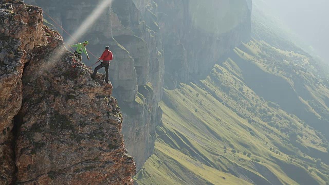 詳情圖-一群登山者站在懸崖邊討論行動計劃。