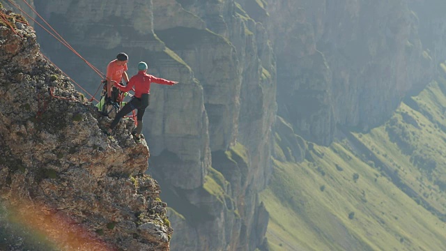 詳情圖-一群登山者站在懸崖邊討論行動計劃。