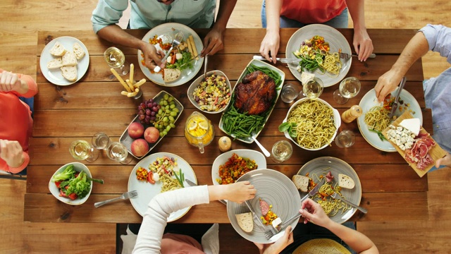 詳情圖-一群人在餐桌上吃飯