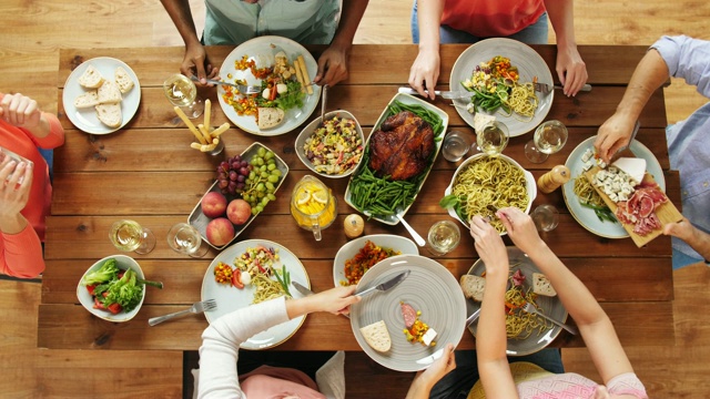 詳情圖-一群人在餐桌上吃飯