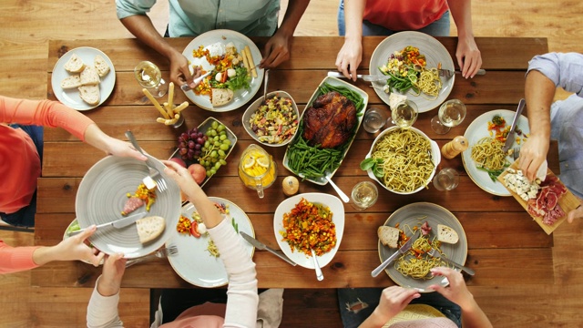 詳情圖-一群人在餐桌上吃飯