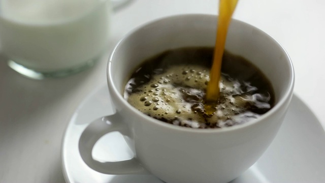 詳情圖-將新煮好的黑咖啡倒入白色陶瓷杯中。
