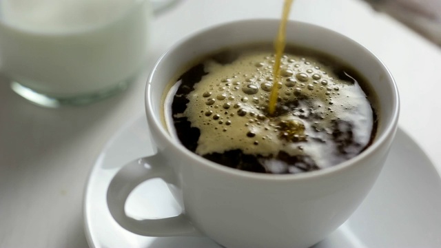 詳情圖-將新煮好的黑咖啡倒入白色陶瓷杯中。