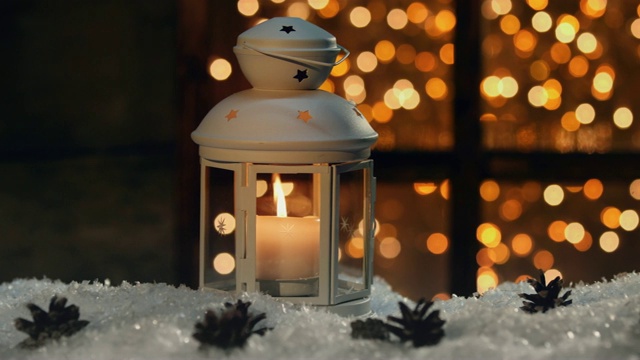 详情图-冬季装饰用烛台靠近白雪覆盖的窗户