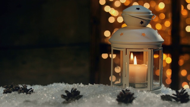 详情图-冬季装饰用烛台靠近白雪覆盖的窗户