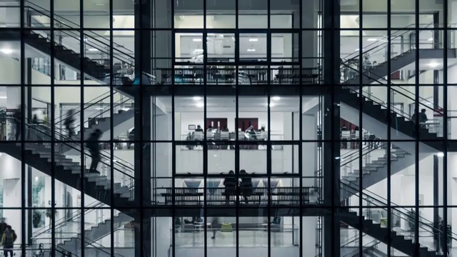 T/L HA TD组晚上在楼梯上行走的人