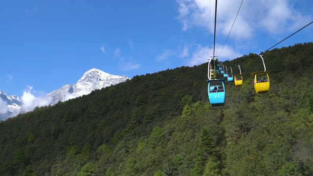4k实时:缆车视角向上移动到玉龙雪山视角，丽江，中国。