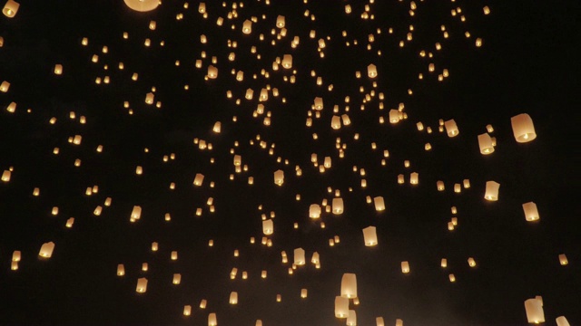 詳情圖-泰國清邁，水燈節(jié)上漂浮的天燈。