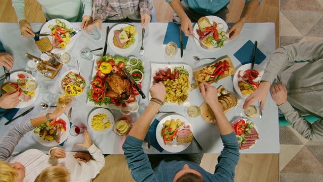 詳情圖-家人和朋友在家里慶祝，各種各樣的人聚在桌邊。吃，喝，和有趣的對話。白天的節(jié)日。Top,Down,Above,Camera,Shot。