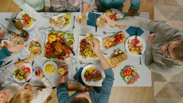 詳情圖-家人和朋友在家里慶祝，各種各樣的人聚在桌邊。吃，喝，和有趣的對話。白天的節(jié)日。Top,Down,Above,Camera,Shot。