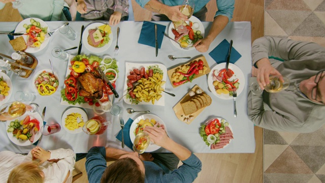 詳情圖-家人和朋友在家里慶祝，各種各樣的人聚在桌邊。吃，喝，和有趣的對話。白天的節(jié)日。Top,Down,Above,Camera,Shot。