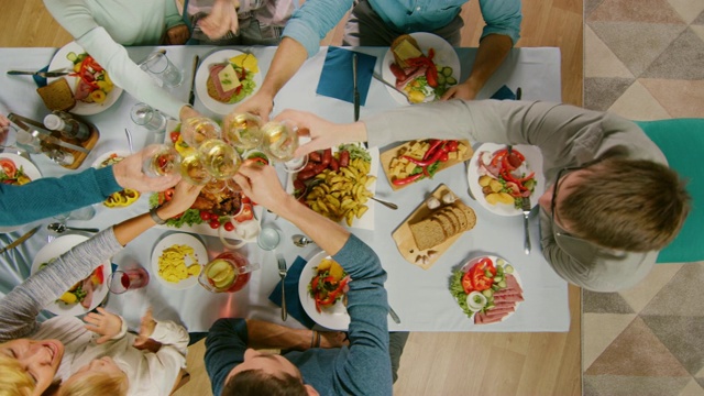 詳情圖-家人和朋友在家里慶祝，各種各樣的人聚在桌邊。吃，喝，和有趣的對話。白天的節(jié)日。Top,Down,Above,Camera,Shot。