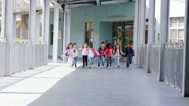 詳情圖-小學生們在學校走廊里手拉手奔跑