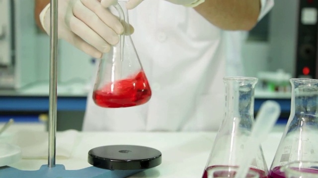 详情图-使用科学仪器的实验室技术员