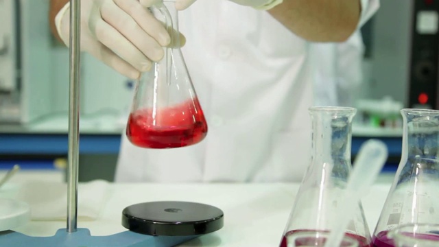 详情图-使用科学仪器的实验室技术员