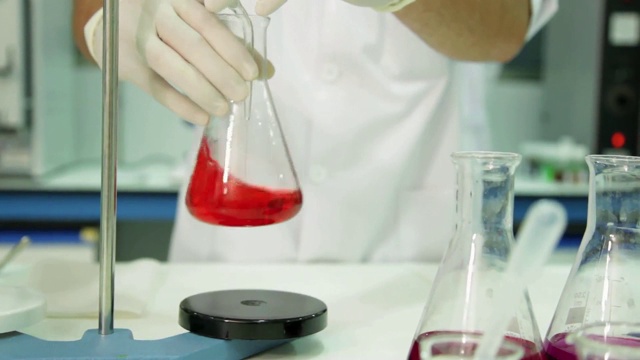详情图-使用科学仪器的实验室技术员