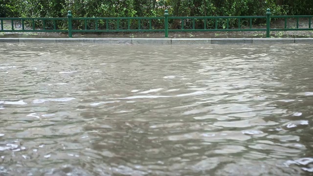 大雨过后街道积水