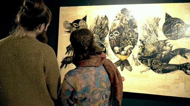 人们参观展览