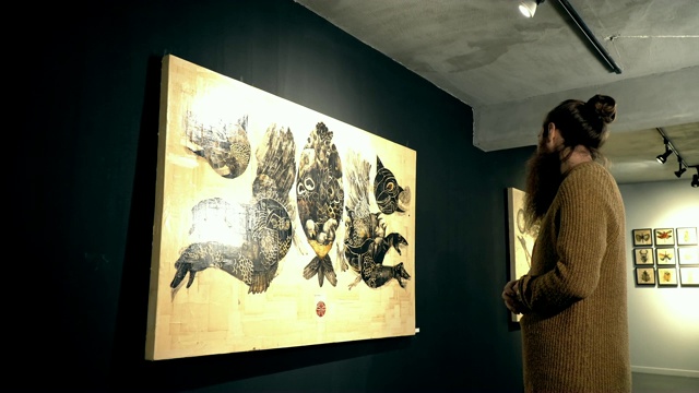 人们参观展览