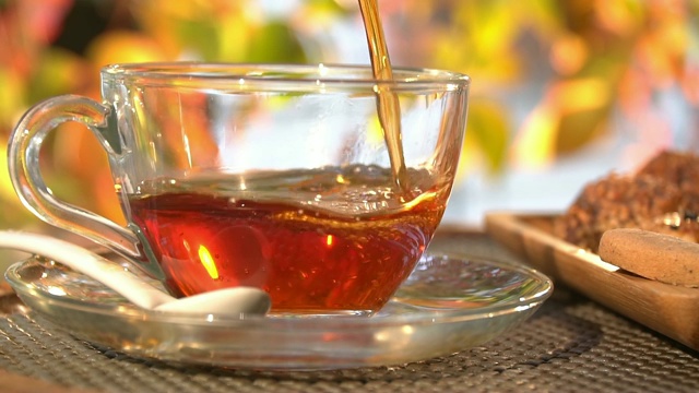 用玻璃杯倒茶