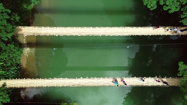 鸟瞰图Sipatan双吊桥，Loboc，菲律宾。