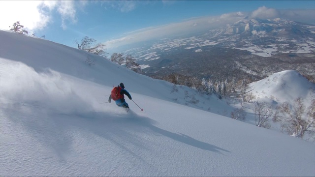 詳情圖-無人機:自由式滑雪者在風(fēng)景優(yōu)美的山上騎行時撕碎積雪。