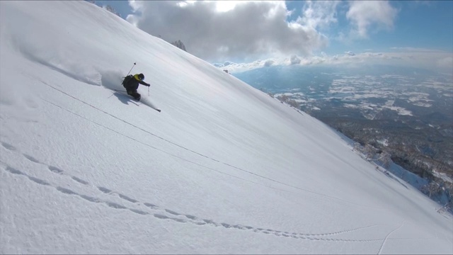 慢动作:跟在一位职业自由式滑雪者后面下山。