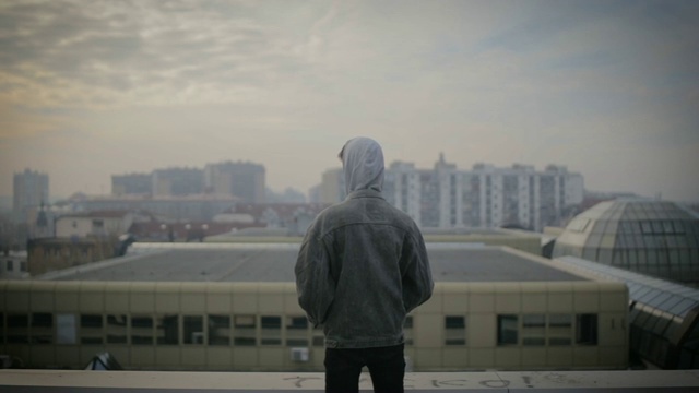不快乐的男性青少年学生
