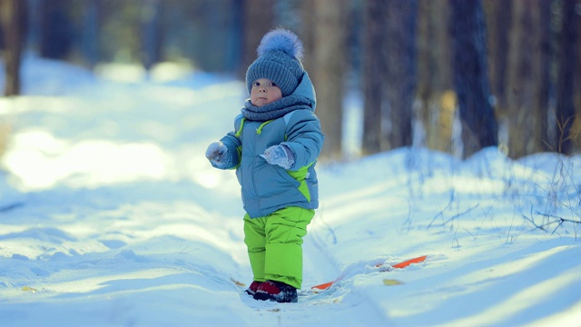 孩子掉进了雪堆里。试图站起来。冬季森林