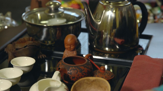 茶道。师傅把茶叶倒进茶壶里