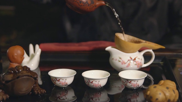 茶道。师傅过筛茶