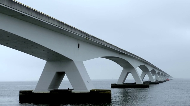 Zeelandbrug桥的时间流逝:荷兰最长的桥